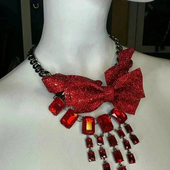 Betsy Johnson Christmas Holiday sparkly red pave crystals bows necklace. - Picture 5 of 10
